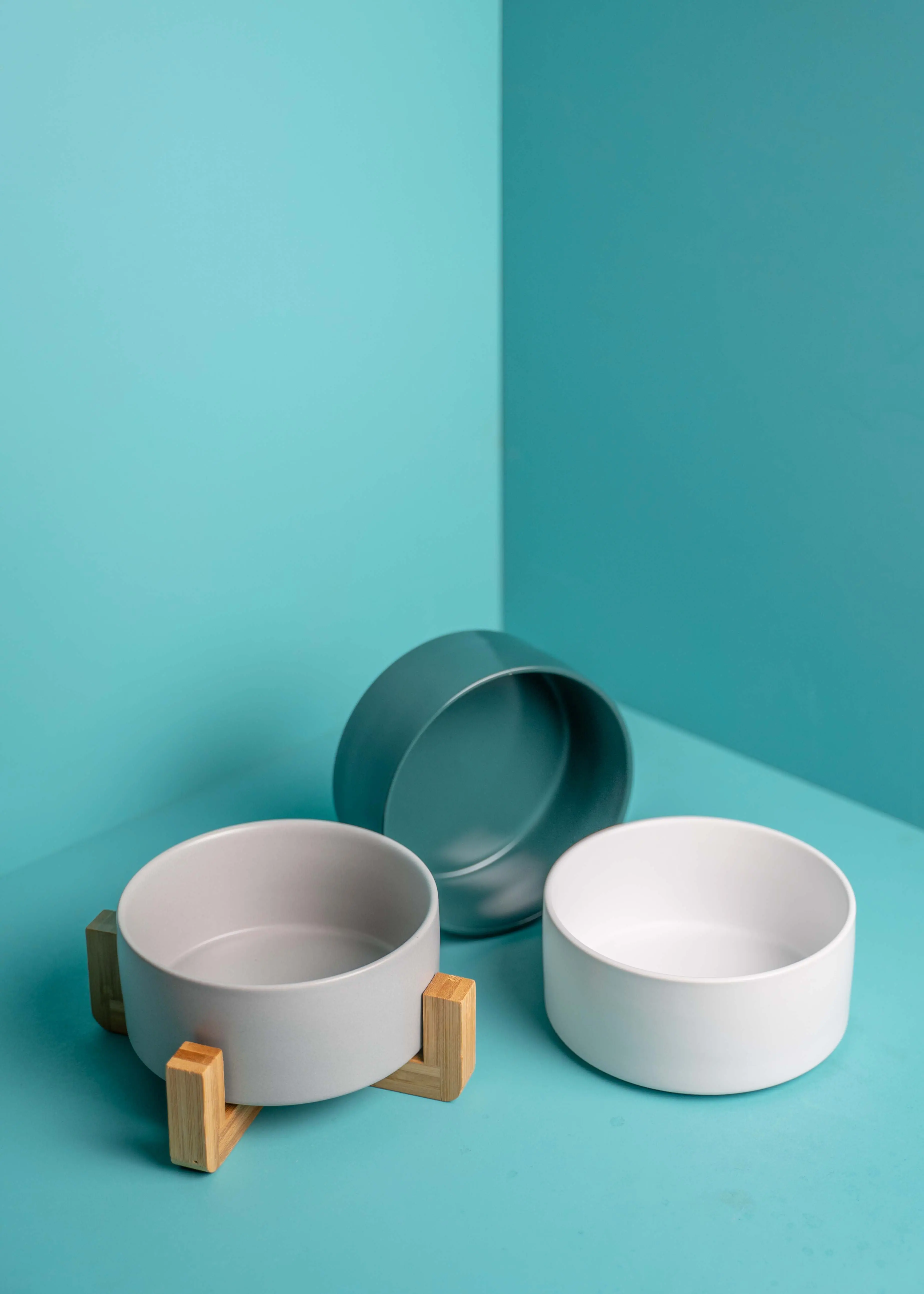 greenhero_Hundenapf_01 Futternapf mit dekorativem Holzfuß | grau