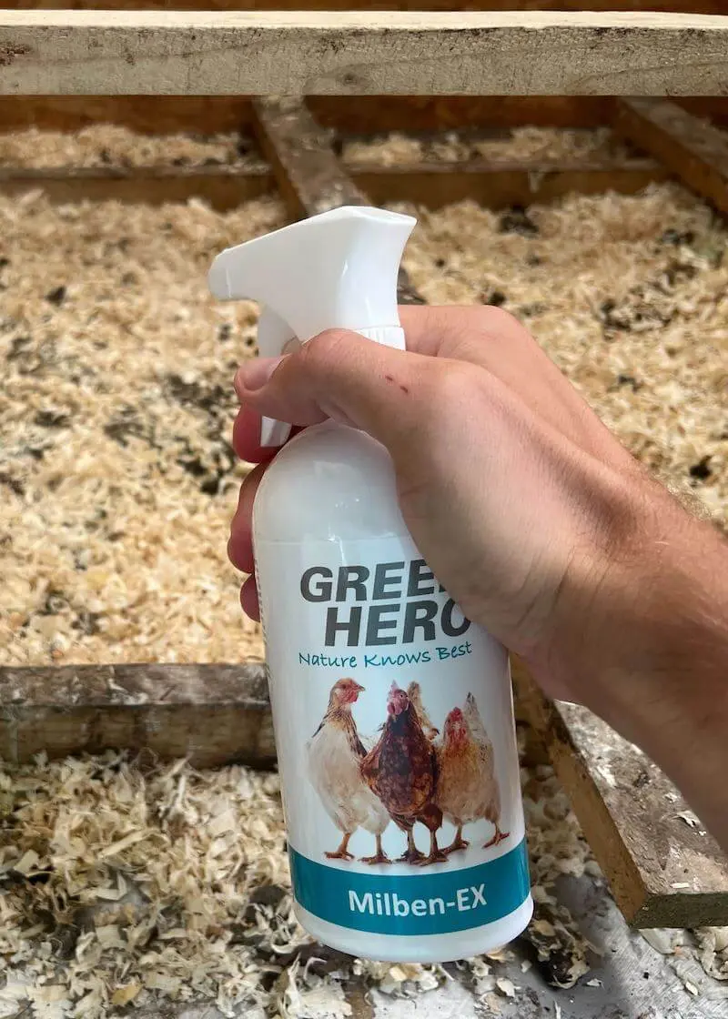 greenhero_milben-ex_anwendung_02 Milben-Ex | Milbenspray für Hühner