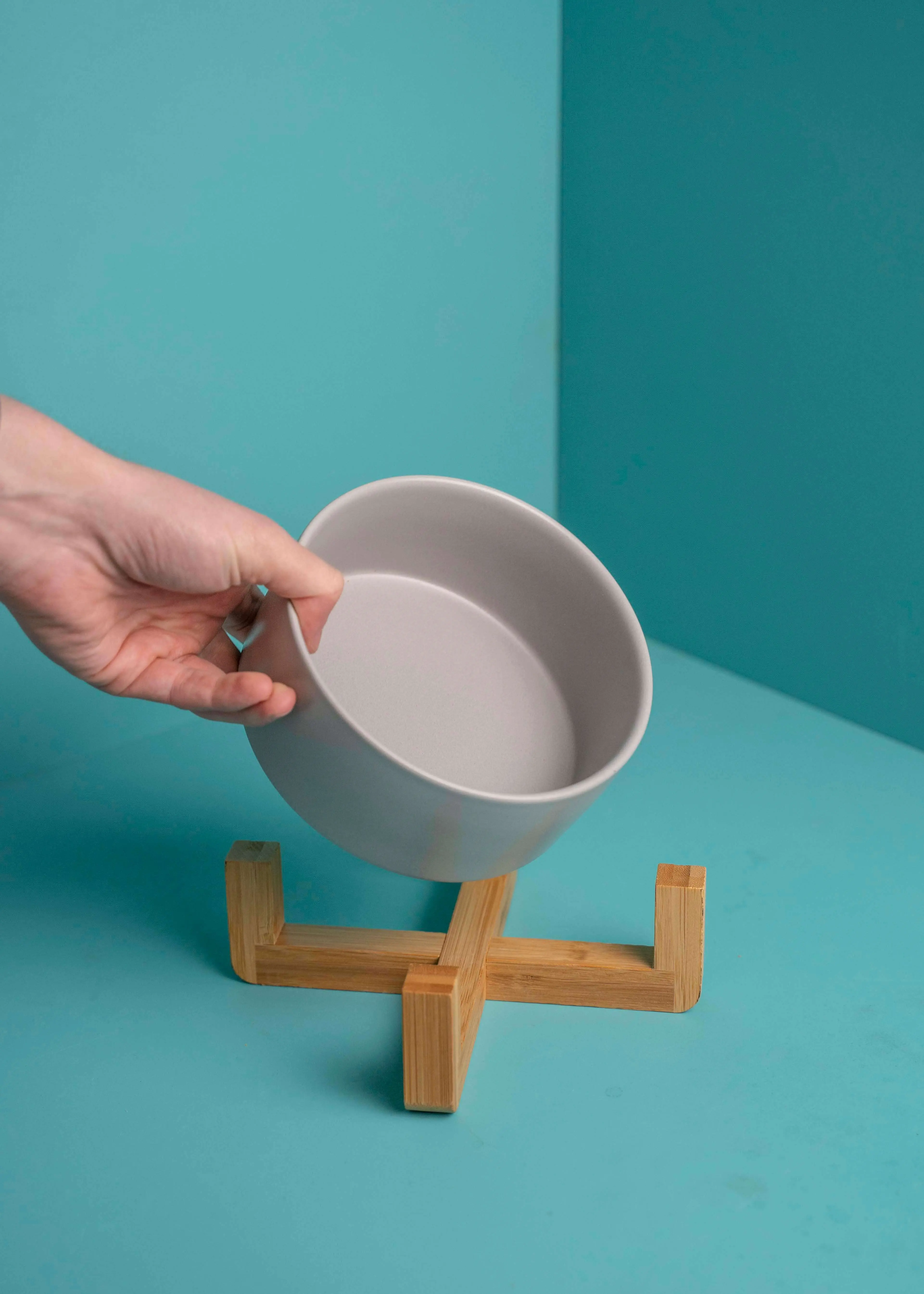 greenhero_Hundenapf_Aufbau Futternapf mit dekorativem Holzfuß | grau