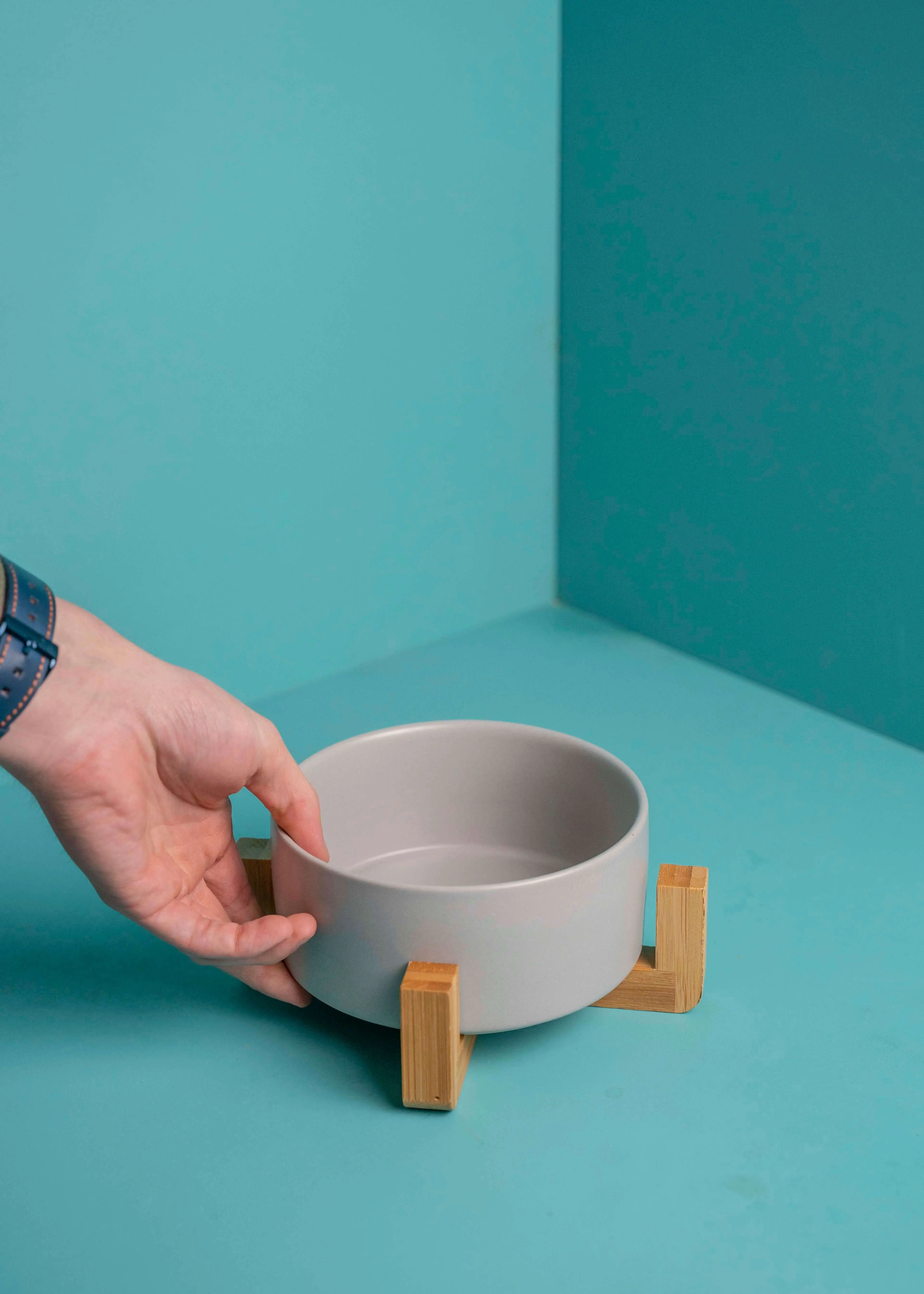 greenhero_Hundenapf_Aufbau02 Futternapf mit dekorativem Holzfuß | grau