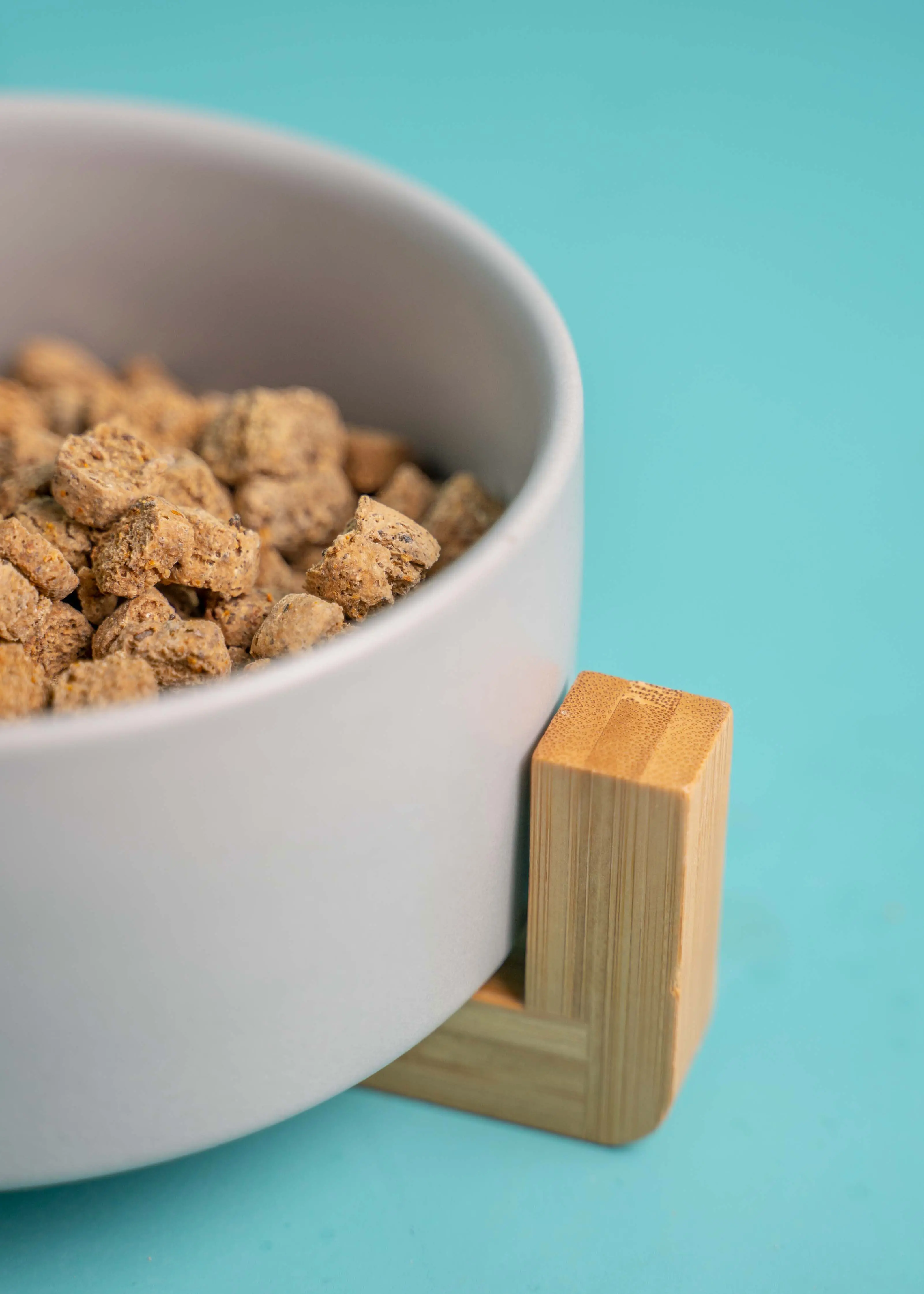 greenhero_Hundenapf_02 Futternapf mit dekorativem Holzfuß | grau