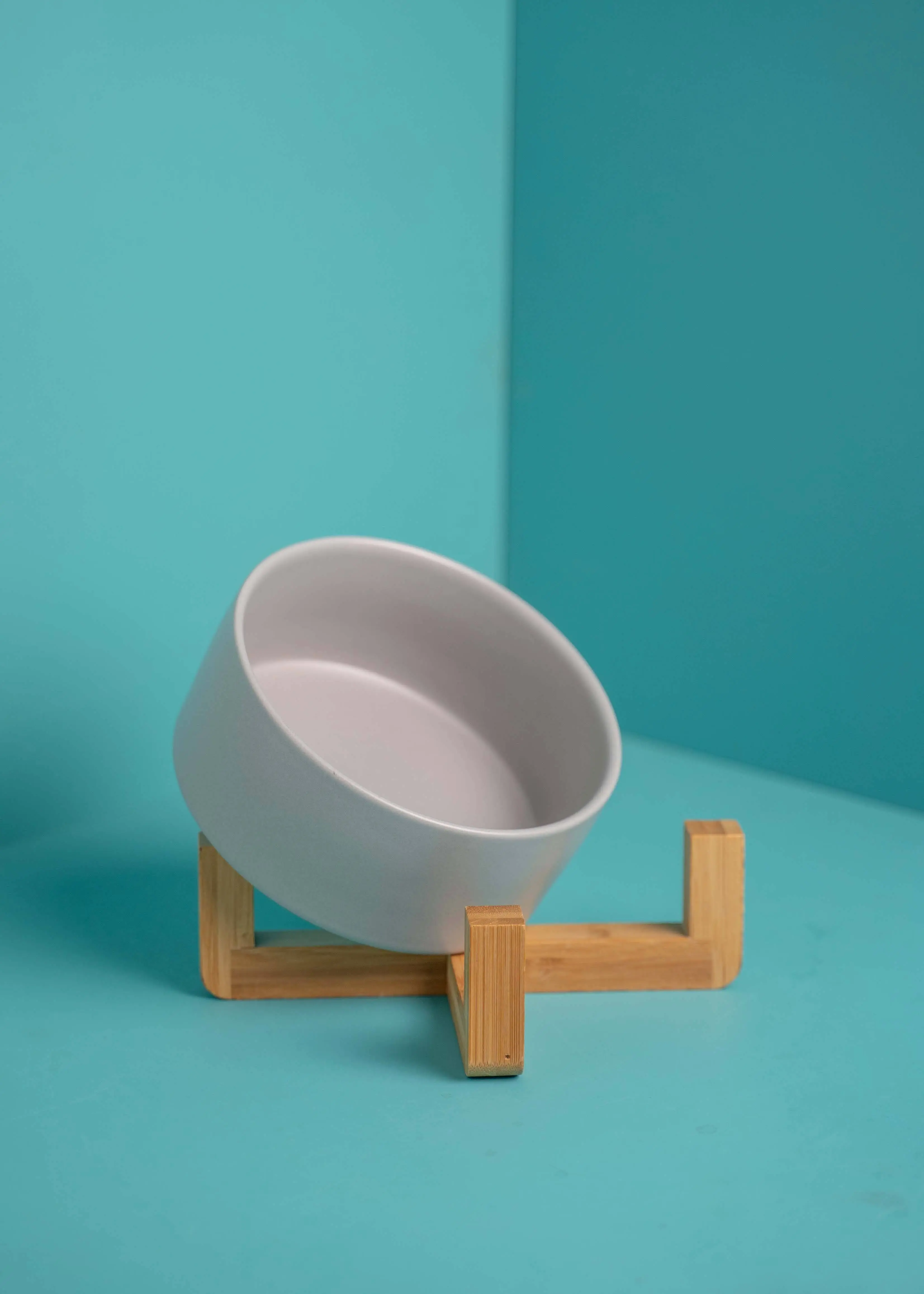 greenhero_Hundenapf_Grau01 Futternapf mit dekorativem Holzfuß | grau