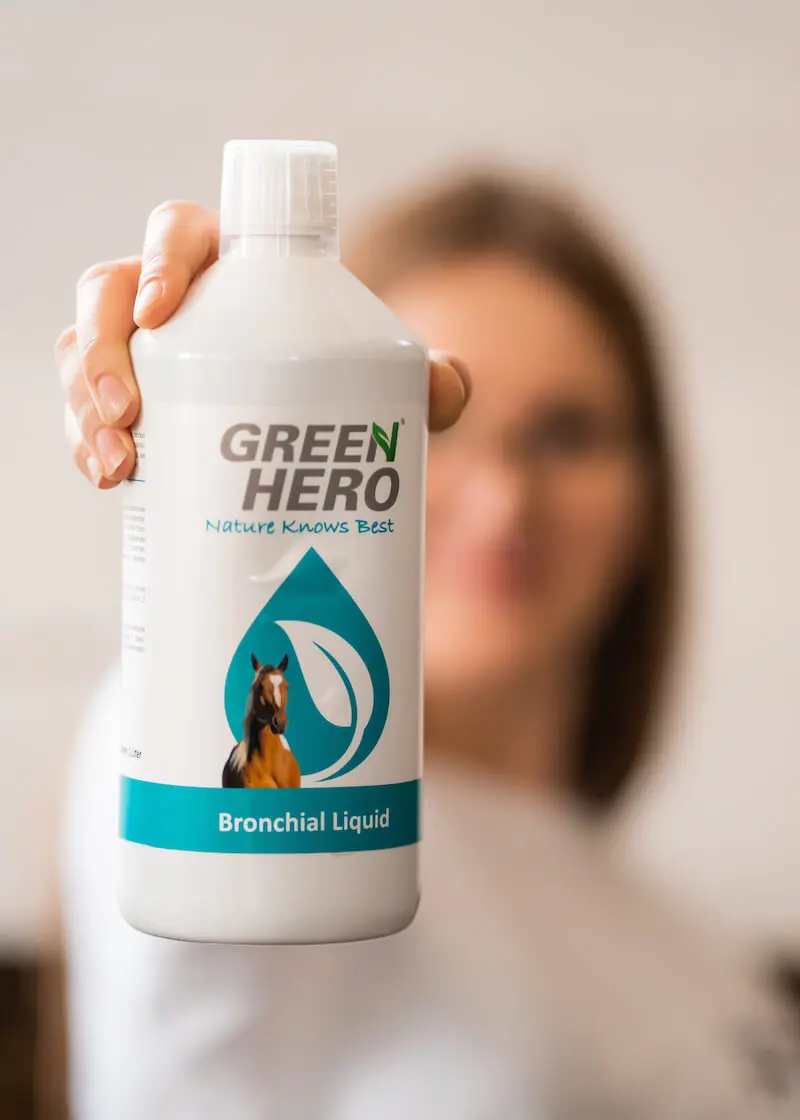 greenhero_bronchial_liquid_lifestyle_01 Bronchial Liquid für Pferde mit Kräutern