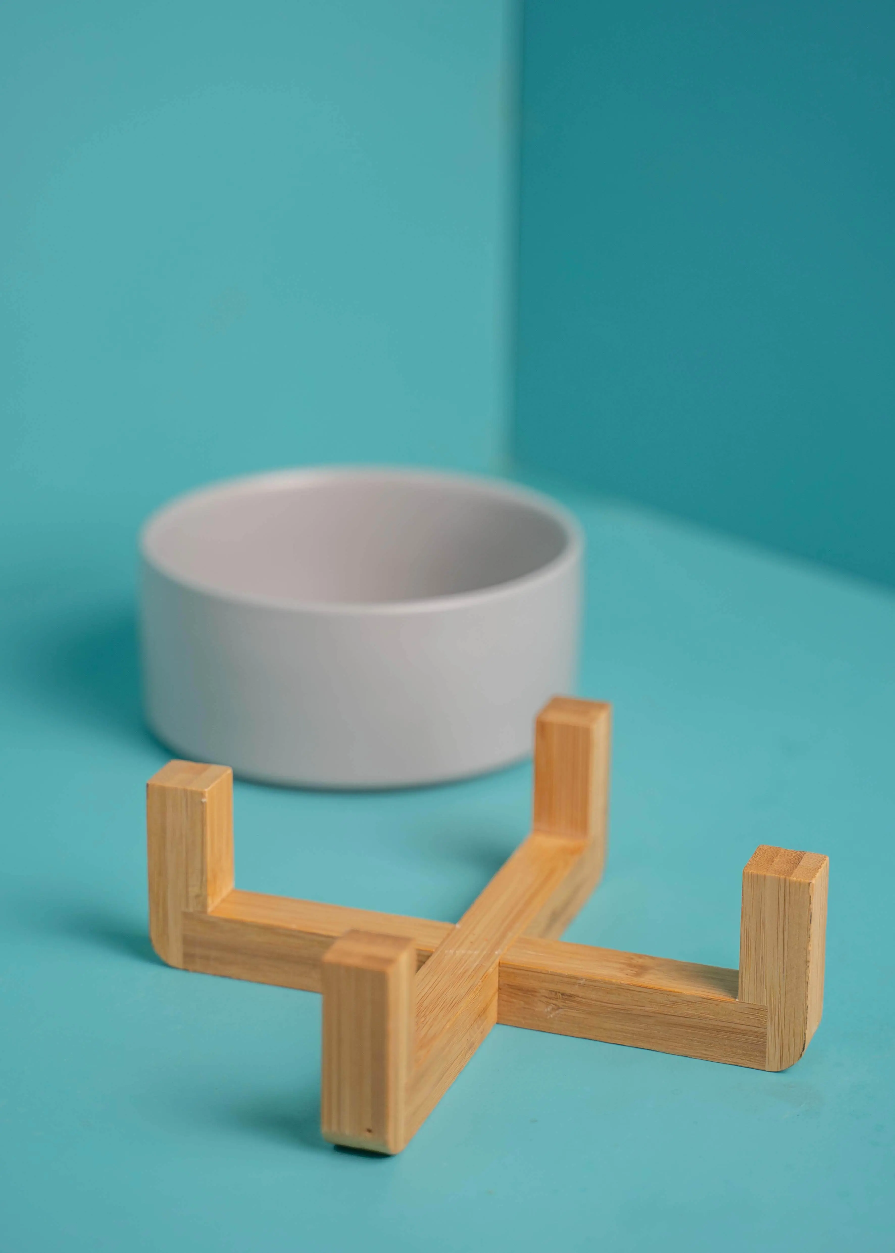 greenhero_Hundenapf_Grau02 Futternapf mit dekorativem Holzfuß | grau